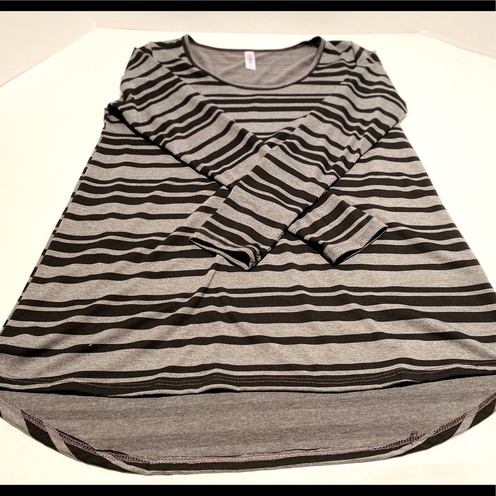 Women’s LulaRoe Medium Lynnae T-Shirt